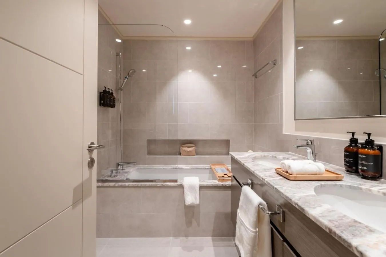 Seraya Residence 8 - 2Bdr - Central Location - Premium Amenities Dubai Förenade Arabemiraten